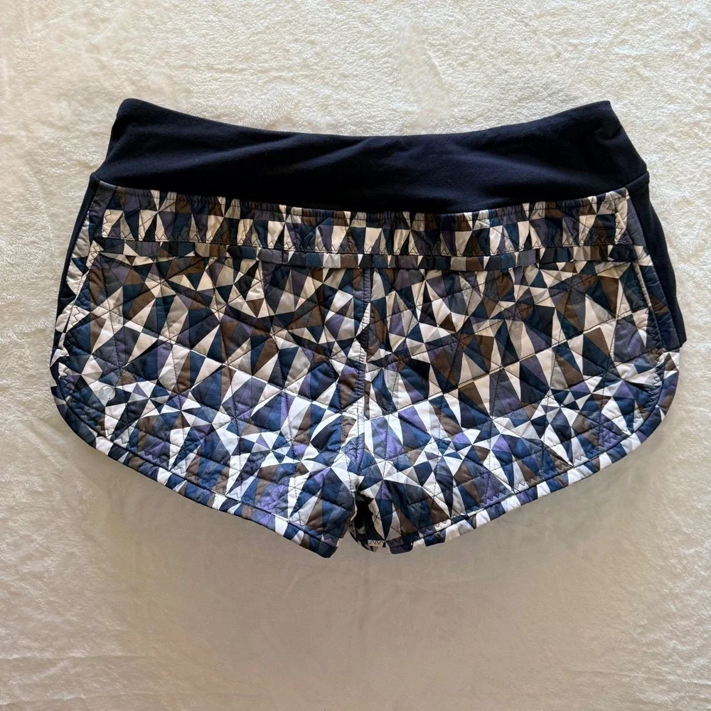 Lululemon Hot Cheeks Quilted‎ Shorts Stained Glass Love Neutral Blush Black SZ 8